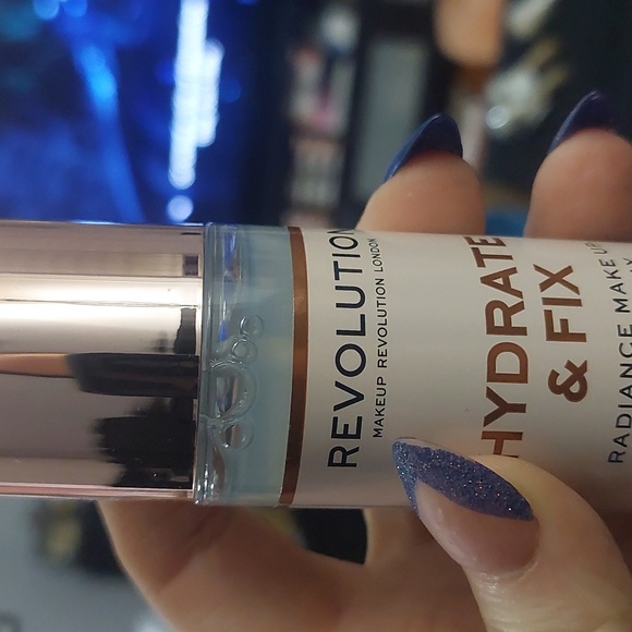New makeup revolution hydrate & fix spray - Picture 3 of 5